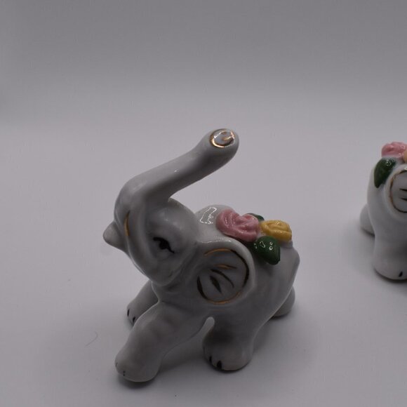 3 White Ceramic Elephants Carrying Flowers - Picture 5 of 8